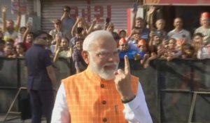 Le Premier ministre indien Modi vote lors des élections générales