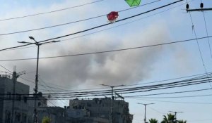 De la fumée au-dessus de Rafah après une frappe aérienne