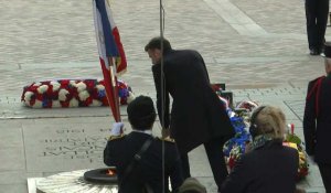 8-Mai: Emmanuel Macron se recueille devant la tombe du soldat inconnu