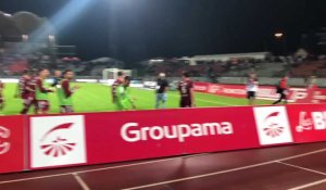 Les supporters du FC Annecy rendent hommage aux joueurs, pour la dernière à domicile 