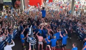 VIDÉO. RC Vannes en Top 14: à Toulouse, les joueurs sont montés sur le bouclier pour fêter la montée