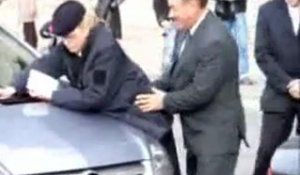 Un faux Berlusconi simule un acte sexuel en public