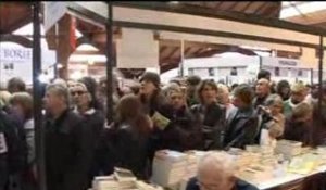 Bain de foule pour Jacques Chirac au salon de Brive