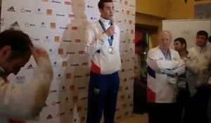 Martin Fourcade fête sa médaille au club France de Whistler