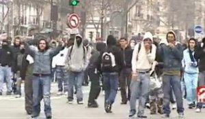 [Nicolas Sarkozy présente une loi contre les bandes violentes]