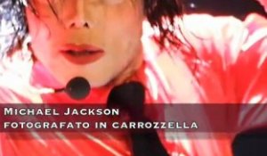 Michael Jackson fotografato in carrozzella