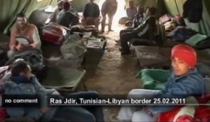 Des tunisiens aident les réfugiés libyens - no comment