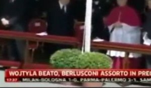 Silvio Berlusconi s'endort pendant la béatification de Jean-Paul II