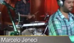 Marcelo Jeneci canta "Do Outro Lado da Cidade"