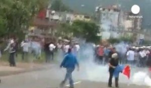 Le bus du Premier ministre turc attaqué par la foule