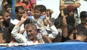 Lakhdar Brahimi visite un camp de réfugiés syriens en...