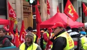 Mobilisation des salariés d'Areva devant le siège parisien