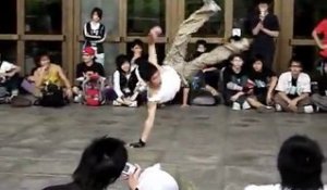 Un danseur de breakdance se casse le bras