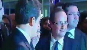 Sarkozy / Hollande : poignée de main cordiale au diner du CRIF