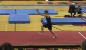 Un gymnaste tente un nouveau mouvement