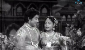 Sarangadhara -   Rajasulokshana And Sivaji Classic love Scene