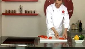 Technique de cuisine : Éplucher les poivrons à l'aide d'un économe