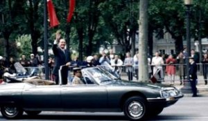 Les voitures des anciens présidents exposées sur les Champs-Elysées