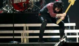 Billie Joe, le chanteur de Green Day pète les plombs sur scène
