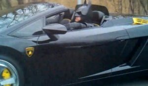 Batman roule sans plaques sur l'autoroute !