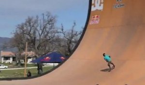 Enfant de 12 ans rentre un 1080 en skateboard