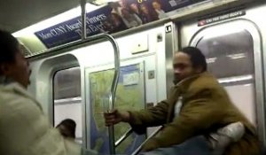 Un homme interrompt une bagarre dans le métro