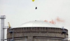 Greenpeace survole l'usine nucléaire de Bugey