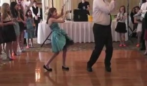 Papa et sa fille font un medley de danse
