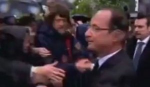 François Hollande : bain de foule sur les Champs-Elysées ... et sous la pluie !