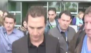 Matthew McConaughey arrive à l'aéroport International de Nice
