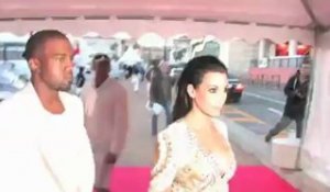 Kim Kardashian très sexy dans sa petite robe