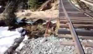 Il filme une voie ferrée qui s'effondre