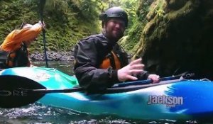 Bam Margera et Steve Fisher descendent une chute d'eau en Kayak