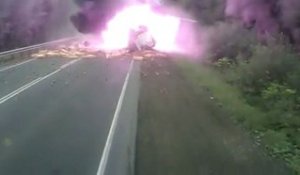 Un camion prend feu suite à un accident