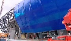 Août 2011 : la membrane bleue est posée sur le stade Océane