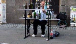 Street Artist : Mozart avec des bouteilles