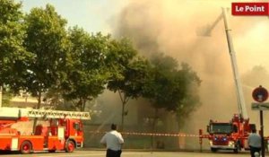 Spectaculaire incendie près des Invalides à Paris