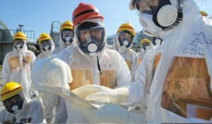 Le ministre japonais de l'économie visite la centrale nucléaire de Fukushima