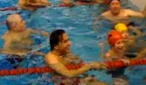 Elio Di Rupo dans la piscine du Centra aquatique de Mons