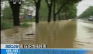 Inondations en Chine : un couple échappe de peu à la mort