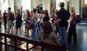 Les touristes étrangers dans l'église saints michel et gudule
