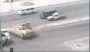 Irak : Tank écrase une voiture