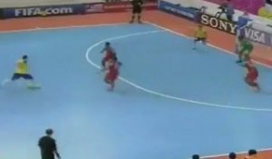 Falcao fait expulser un joueur de l'équipe adverse en futsal