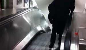 Ivre il prend l'escalator dans le mauvais sens