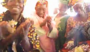 Femmes déplacées du Nord Mali dans un centre de distribution d'aide alimentaire de Mopti