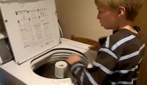 Enfant joue de la machine à laver