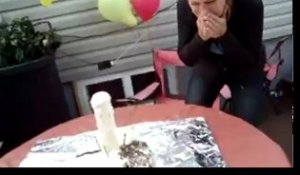 Un gâteau d'anniversaire qui lâche une surprise