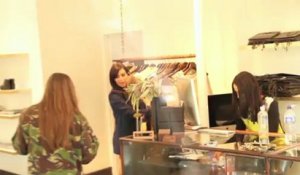 Kim Kardashian fait les boutiques de lingerie dans un ensemble bleu marine