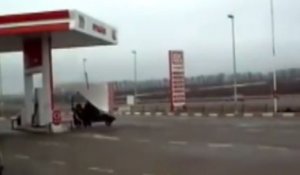 Un Russe fait le plein de son ULM dans une station d'autoroute