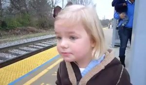 Une fillette découvre le train